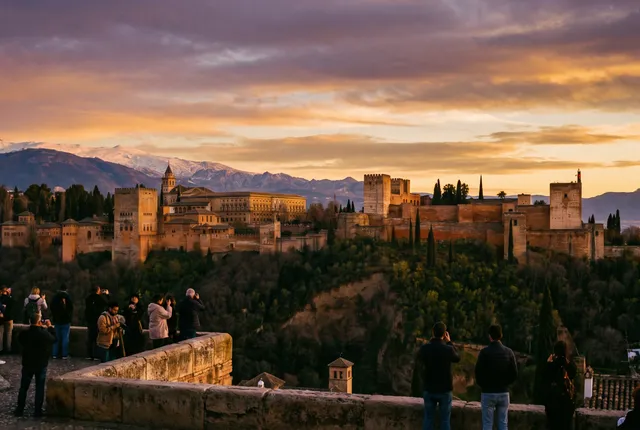 Pogled na Alhambru u Granadi sa Sijera Nevadom u pozadini